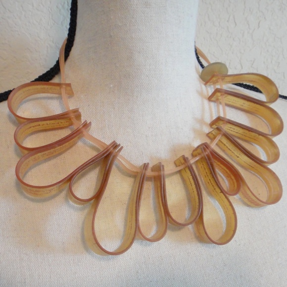 Unusual Choker - Picture 5 of 9